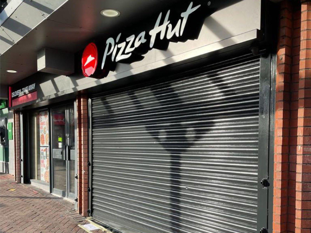 News infographic detailing store closures, saved sites, and Pizza Hut Job Losses UK.